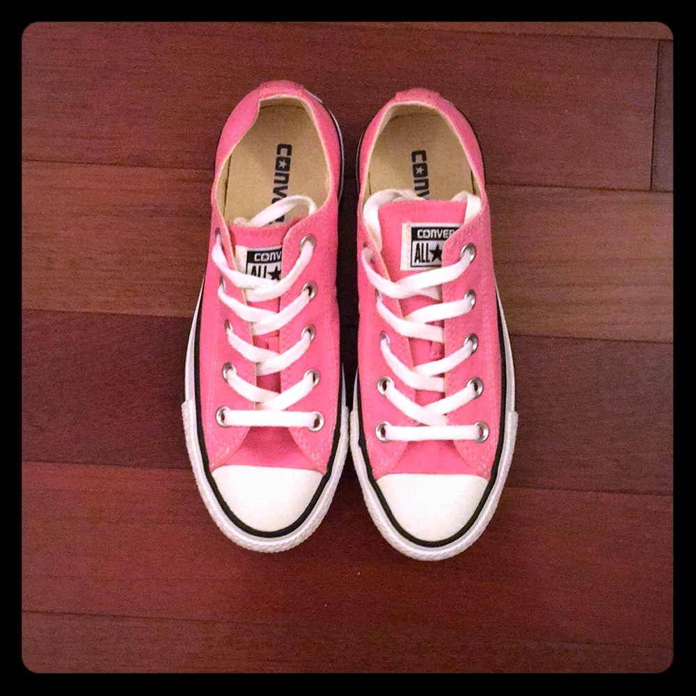 Converse pink low tops